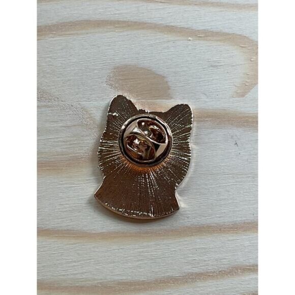 Husky Dog Enamel Pin Badge With Gold-Tone Backing & Secure Clasp - Picture 3 of 3